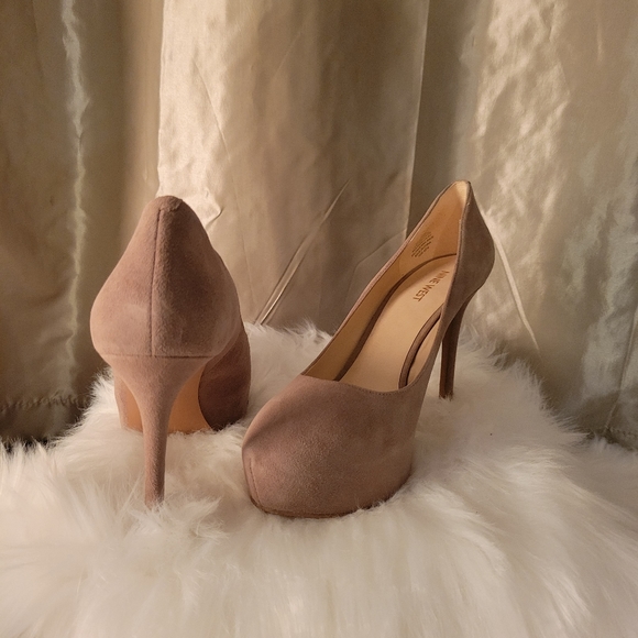 Pumps - Picture 3 of 4